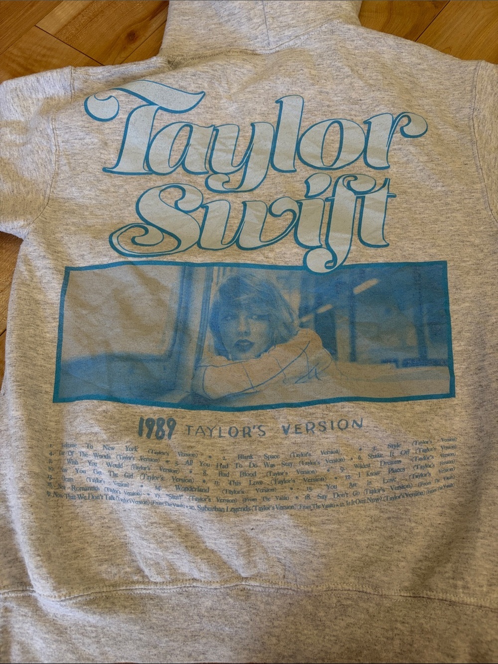 Authentic 1989 Taylor’s version hoodie. - Picture 4 of 4